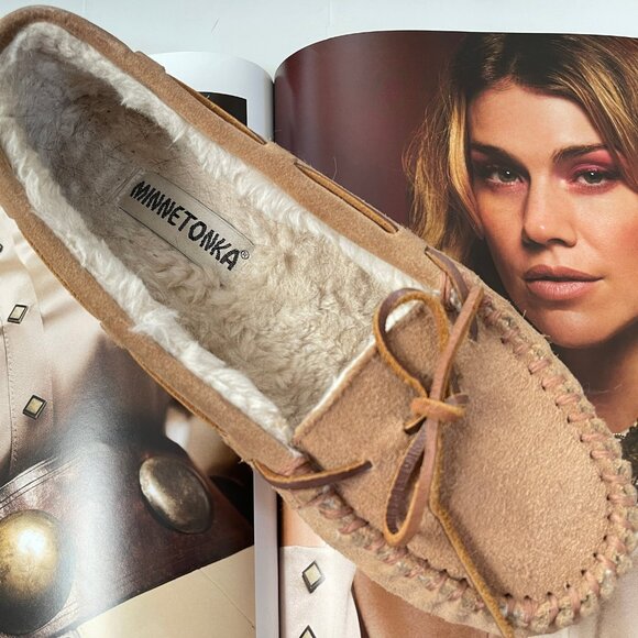 MINNETONKA Women's Sheepskin Rubber Sole Slippers: Size 9; EXCELLENT CONDITION - Picture 1 of 9